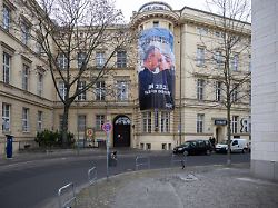 "Kein strafbarer Inhalt": Berliner Polizei räumt Fehler bei Merz-Weidel-Plakat ein