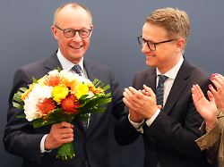 "Habe keine gesehen": Merz wartet noch auf Merkels Glückwünsche