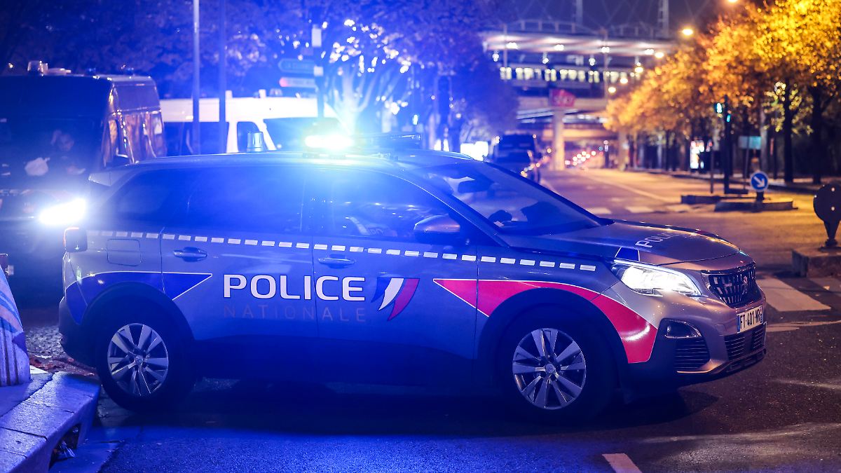 18-Jährige wirft ihr Baby aus dem Fenster