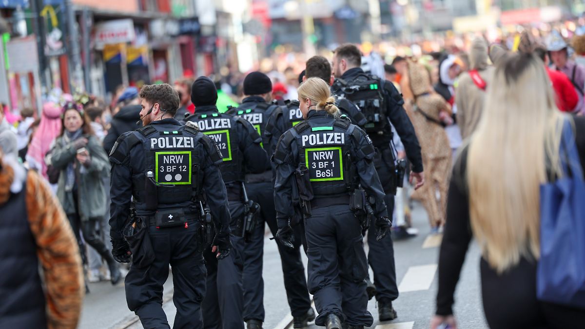 Karnevalisten feiern zwischen Polizei und Straßensperren