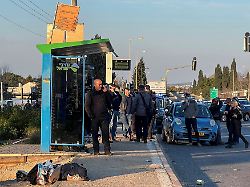 Berichte über Schwerverletzte: Autofahrer rast in Menschenmenge in Israel