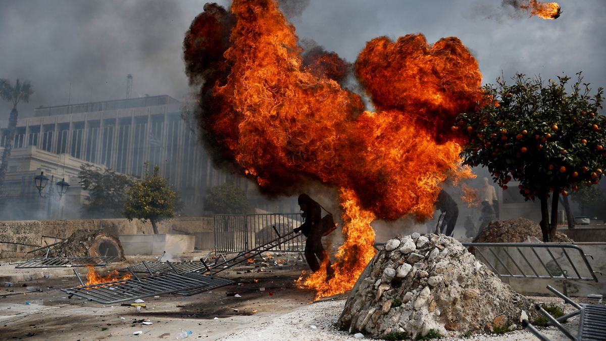 Krawalle setzen Massenprotesten in Griechenland jähes Ende