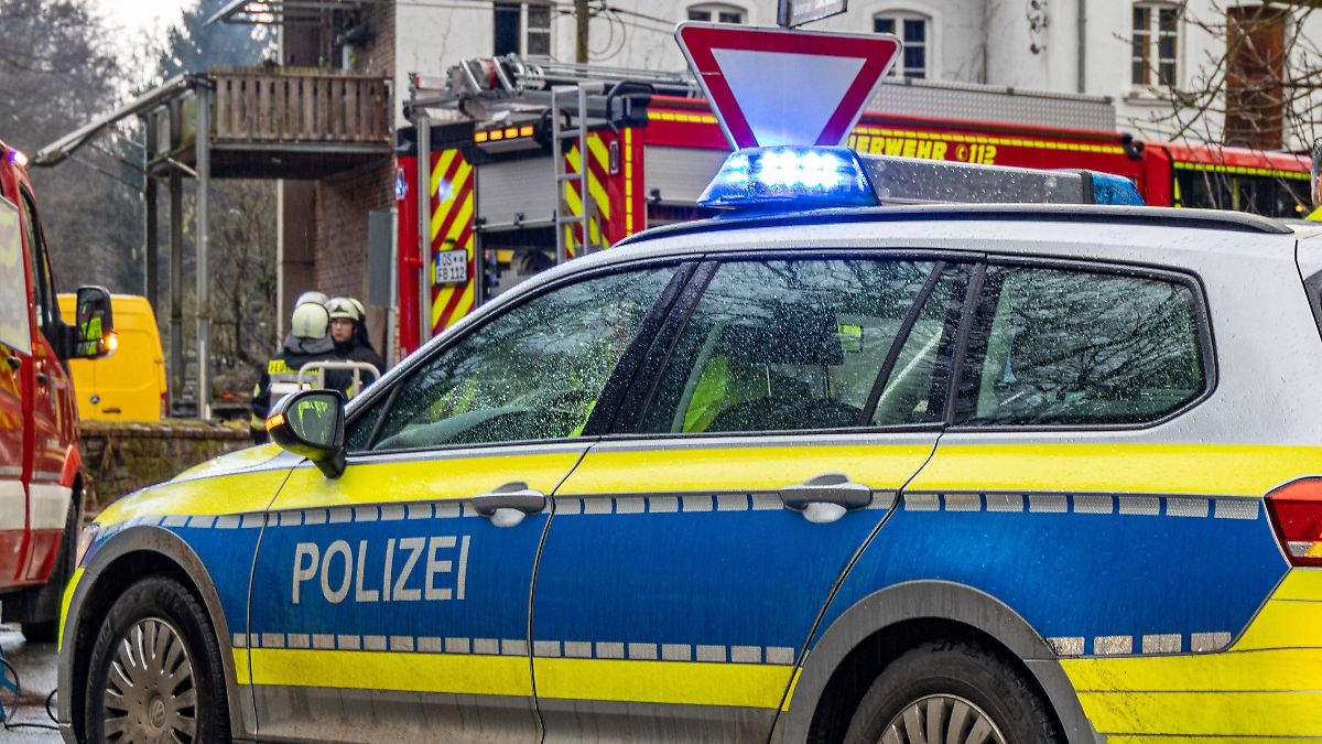 Söhne stechen mit Messern auf Vater ein
