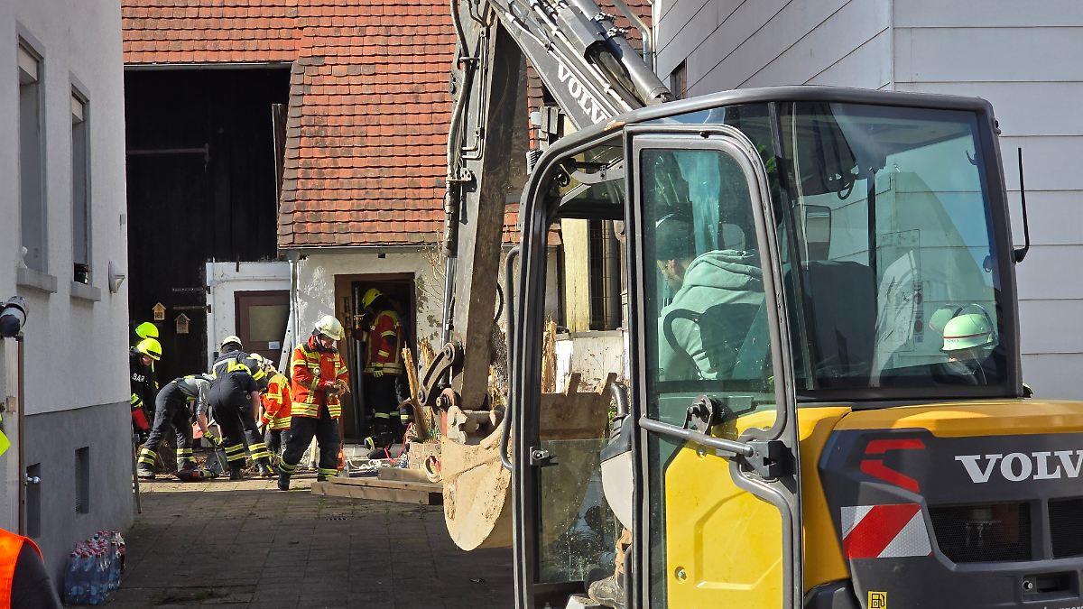 Hund nach acht Stunden aus Brunnenrohr gerettet