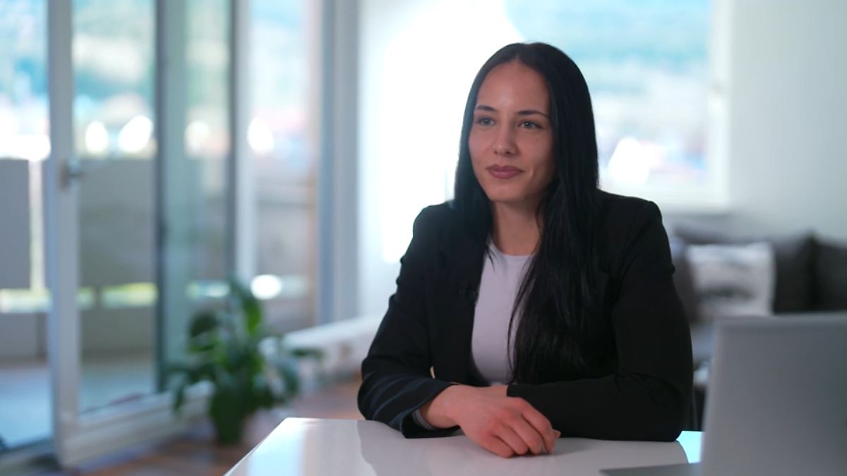 MMAファイターAlina Dalaslan：許可：ドイツの最も危険な会計士