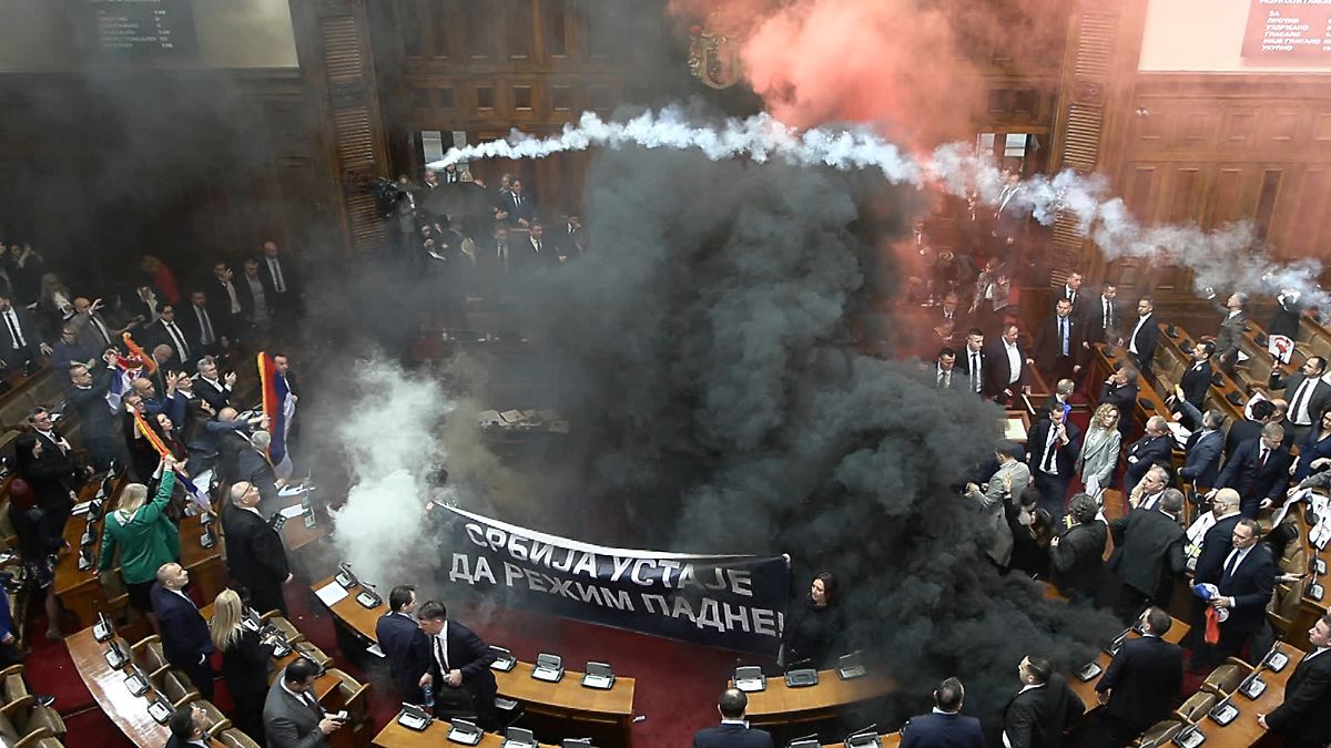 Politiker zünden Rauchbomben im serbischen Parlament