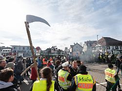 Bauernwut in Biberach: Gericht verurteilt Zollstock-Werfer bei Anti-Grünen-Protest
