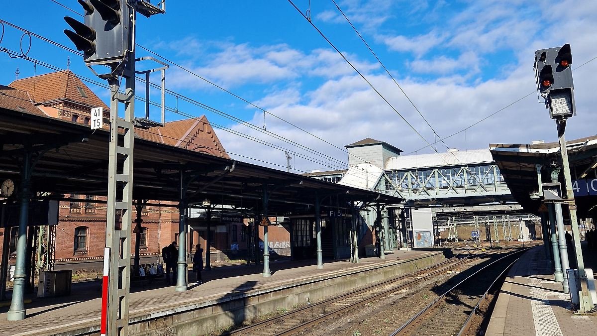 Polizei muss sturzbetrunkenen Mann vom Gleis tragen