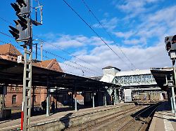 Lebensbedrohlicher Alkoholwert: Polizei muss sturzbetrunkenen Mann vom Gleis tragen