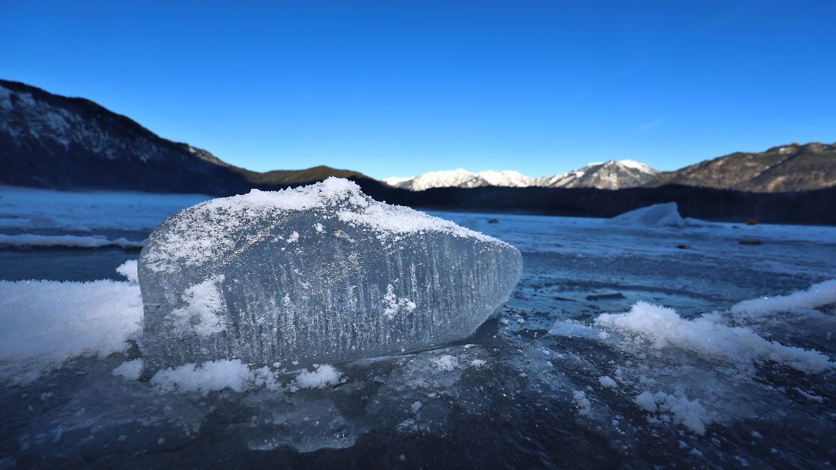 Mehrere Menschen brechen in den Eibsee ein