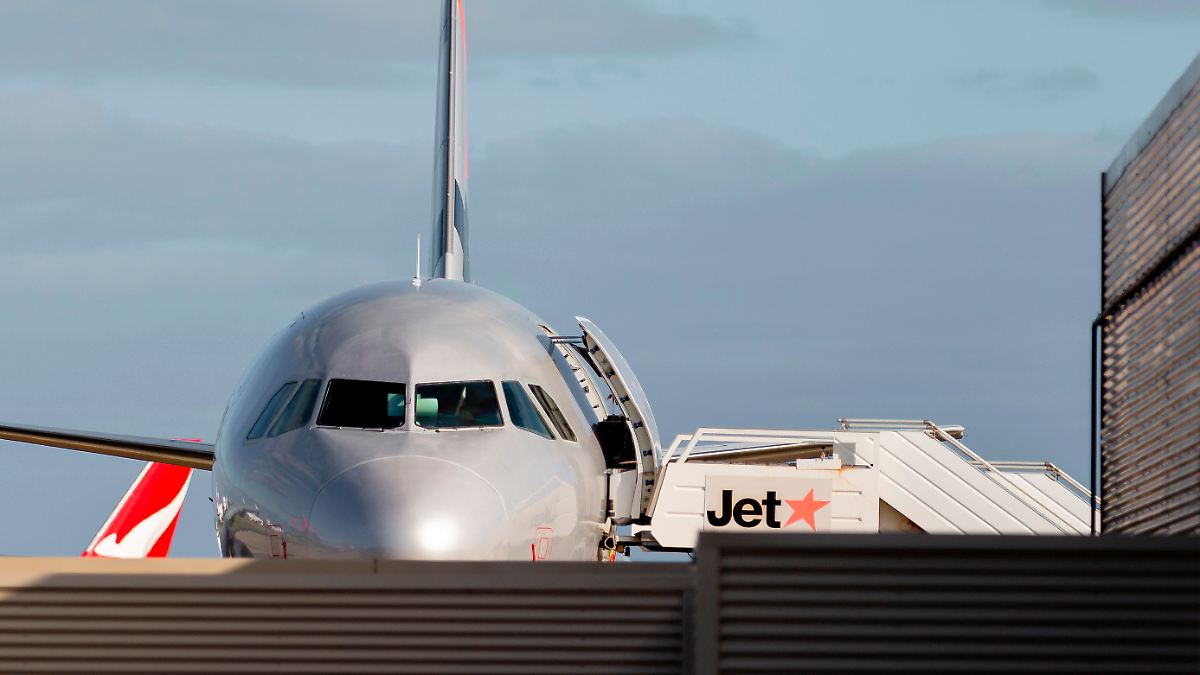 Jugendlicher betritt Flugzeug mit Schrotflinte