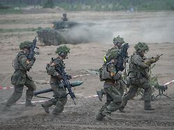 Breuer für Form der Wehrpflicht: Generalinspekteur: Bundeswehr fehlen 100.000 Soldaten