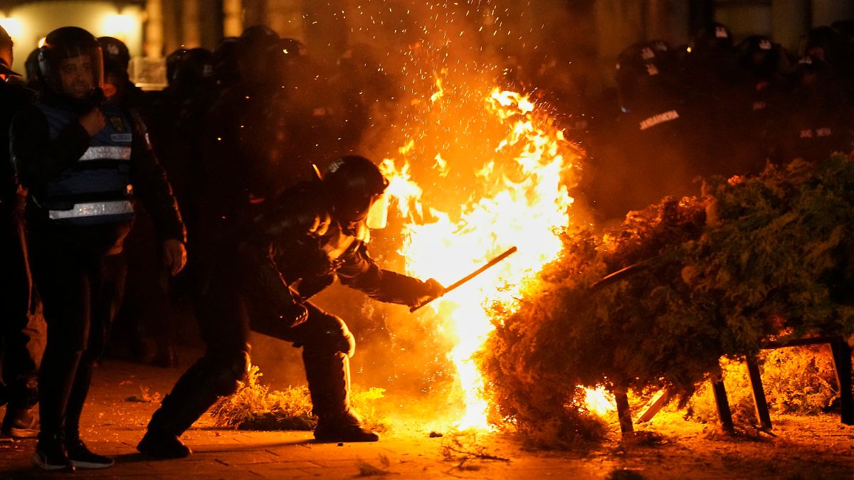 Anhänger von Georgescu randalieren in Bukarest