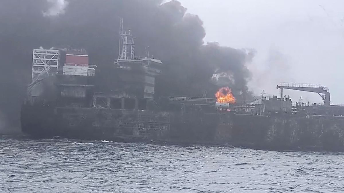 Retter steuern nach Schiffskollision Unglücksort an