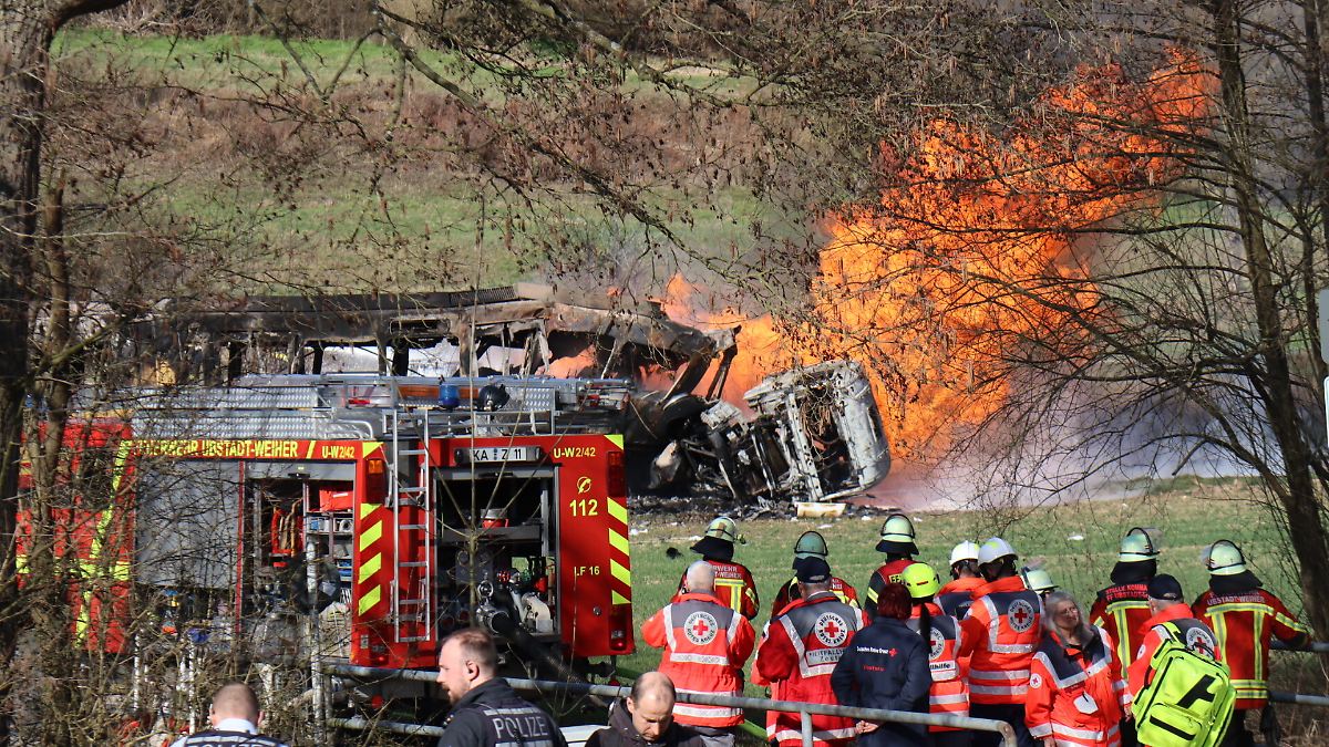 Kollision bei Karlsruhe: Straßenbahn und Tanklaster in Flammen