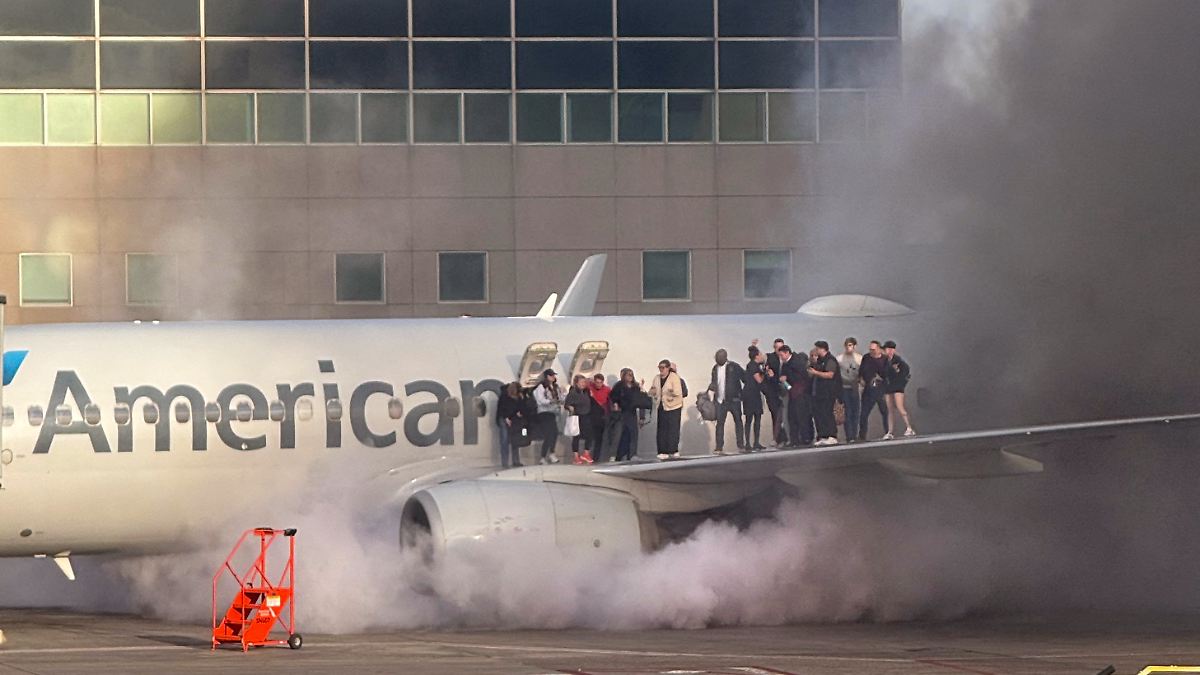 American-Airlines-Flugzeug fängt bei Landung Feuer