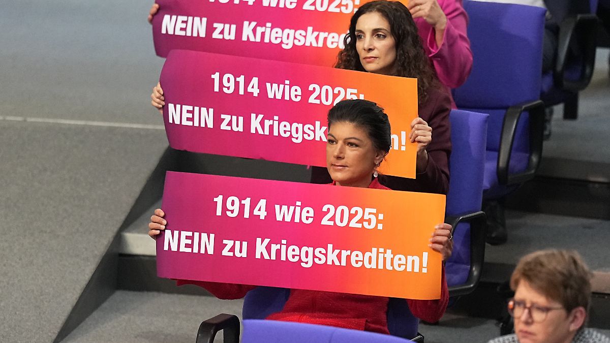 BSW protestiert mit Plakataktion im Bundestag