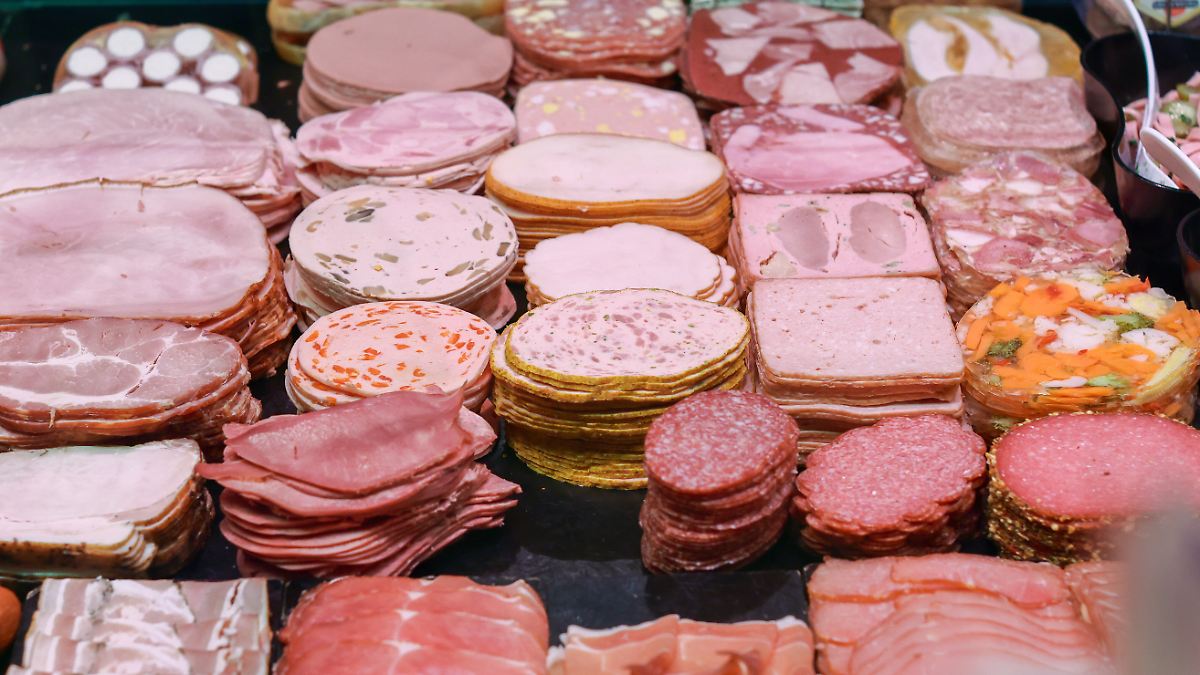 Betrunkener fällt in Metzgerei - und macht sich über Würste her