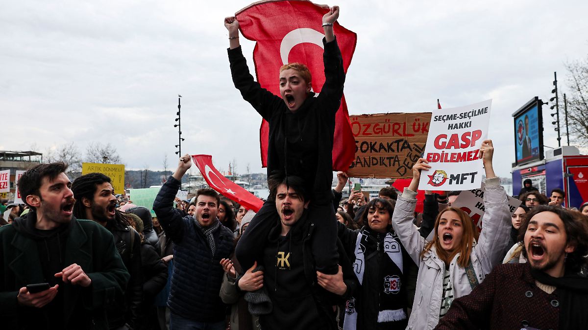 Studenten gehen für festgenommenen Imamoglu auf die Straße