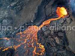 Fischerort muss evakuiert werden: Lava sprudelt aus Felsspalte im Süden Islands