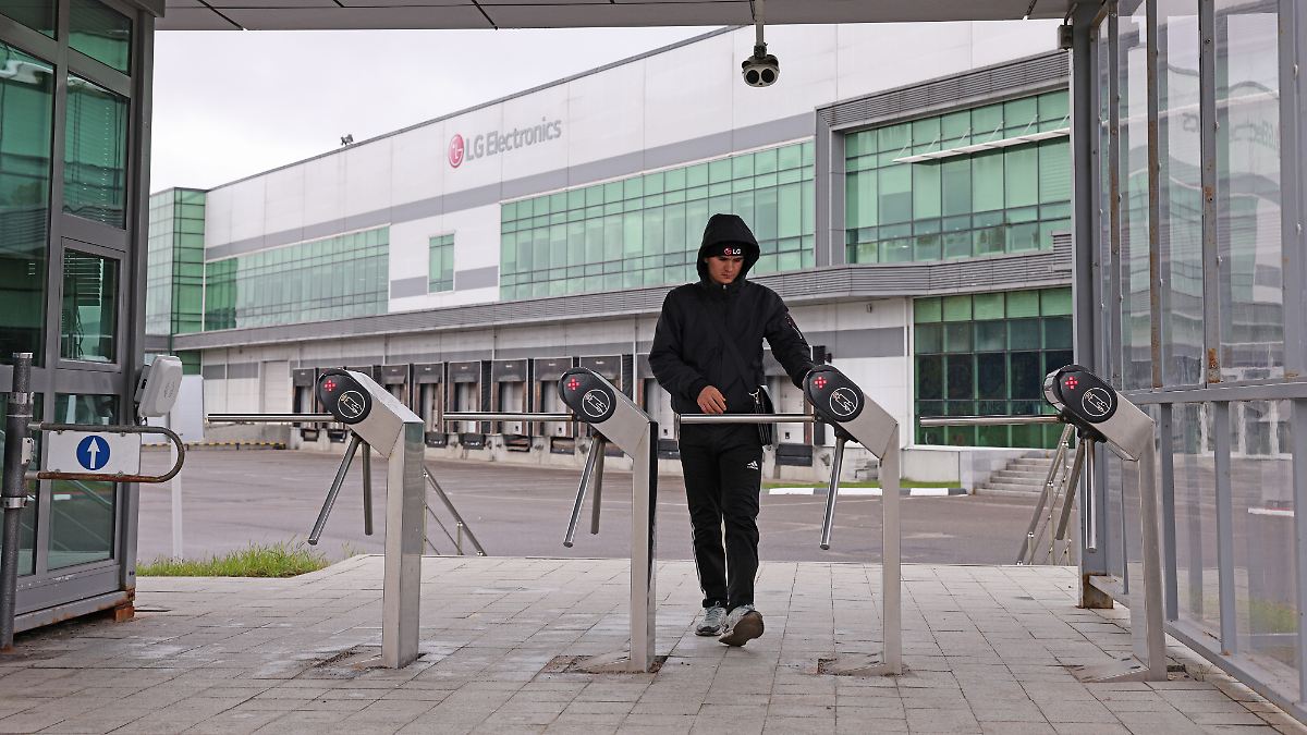 Western Bosses Eye Russia: Big Return?