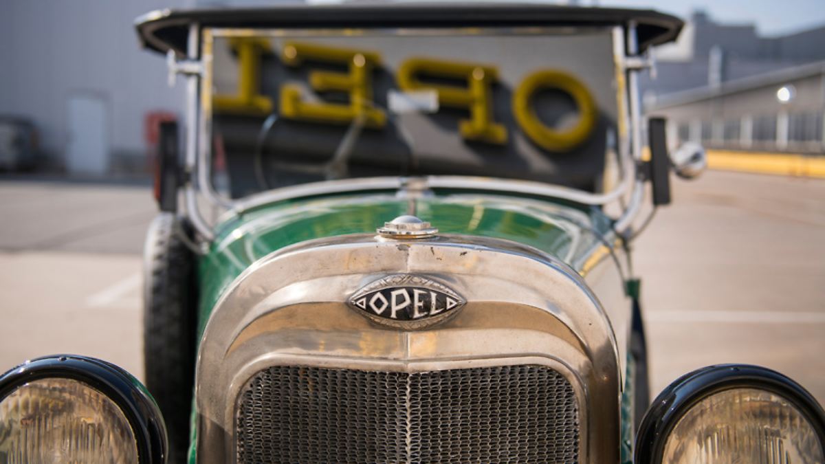 Ausfahrt-mit-anderem-Volks-Wagen-Laubfrosch-von-Opel-gr-ne-Sparsamkeit-vor-ber-100-Jahren