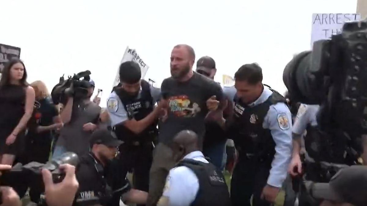 Americans take to the streets: charged atmosphere at anti-Trump ...