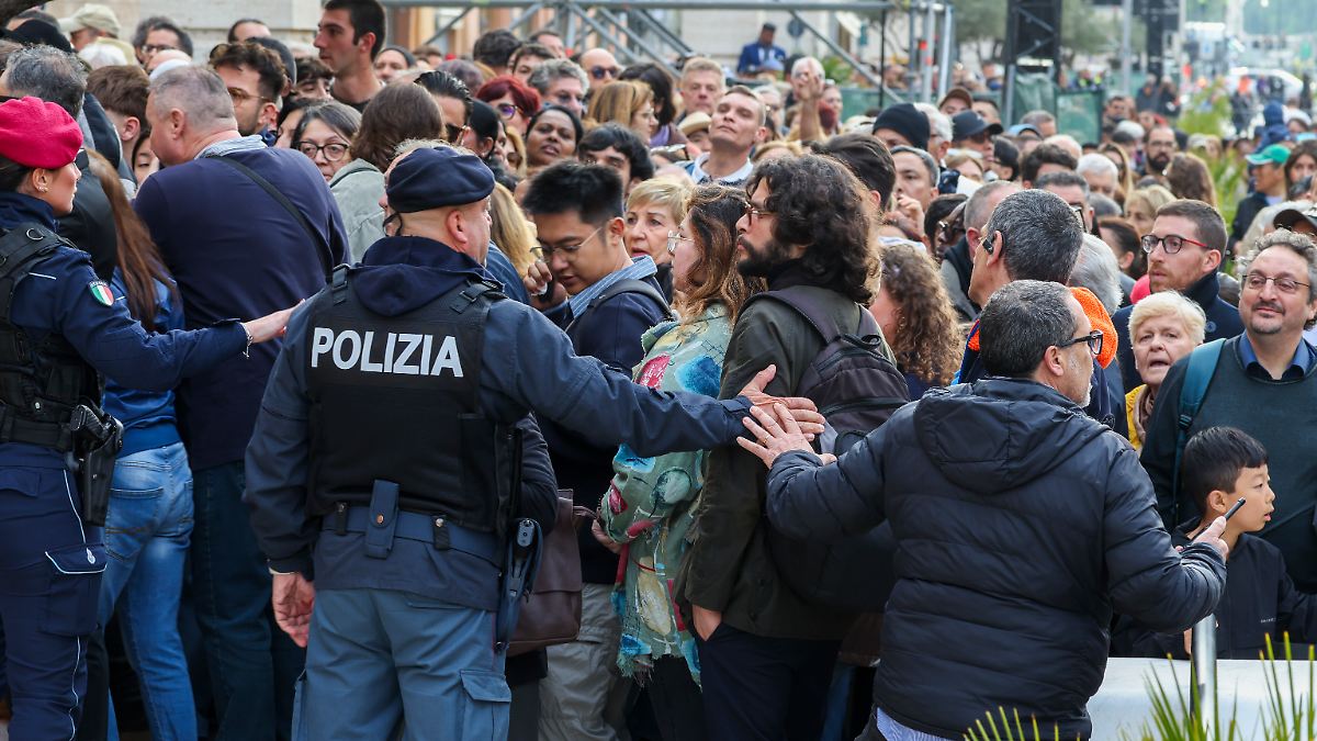 Menschen umgehen Polizeisperren für letzten Blick auf den Papst