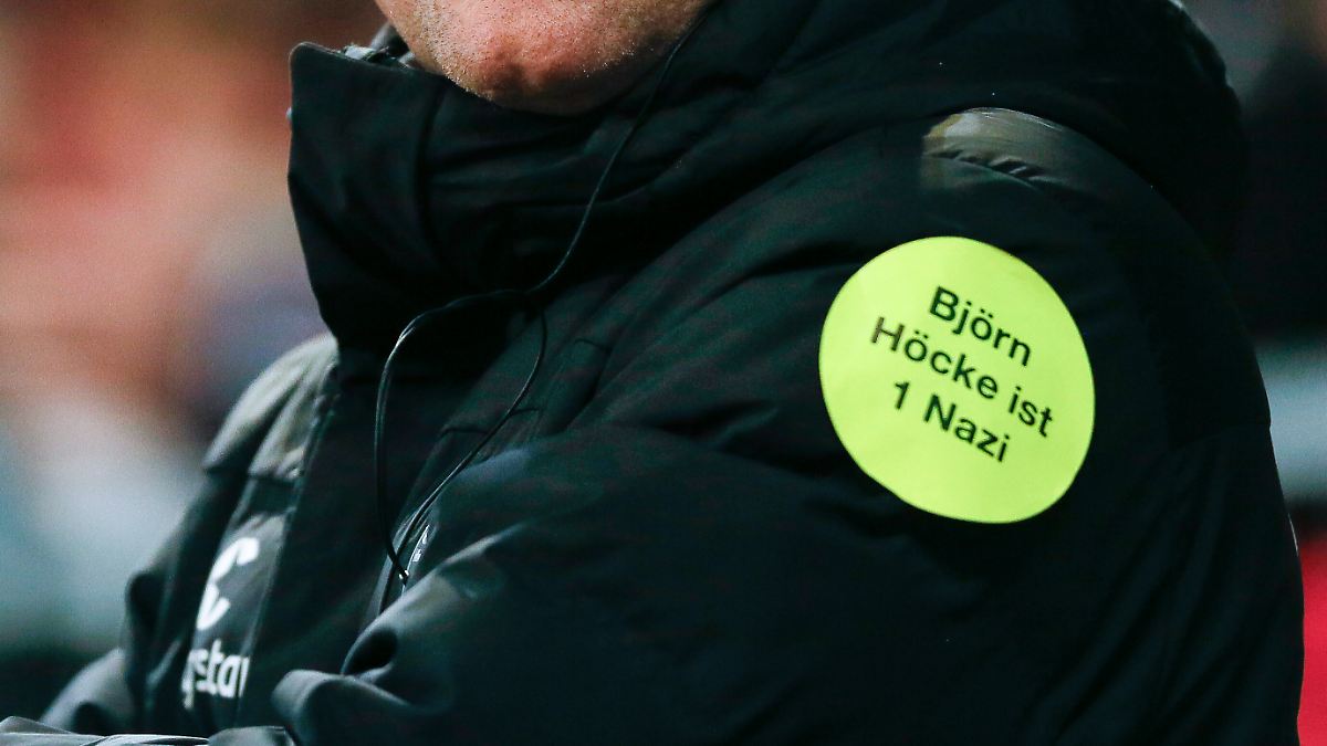 "Höcke ist 1 Nazi": Bundesliga-Boss sendet live im TV Botschaft