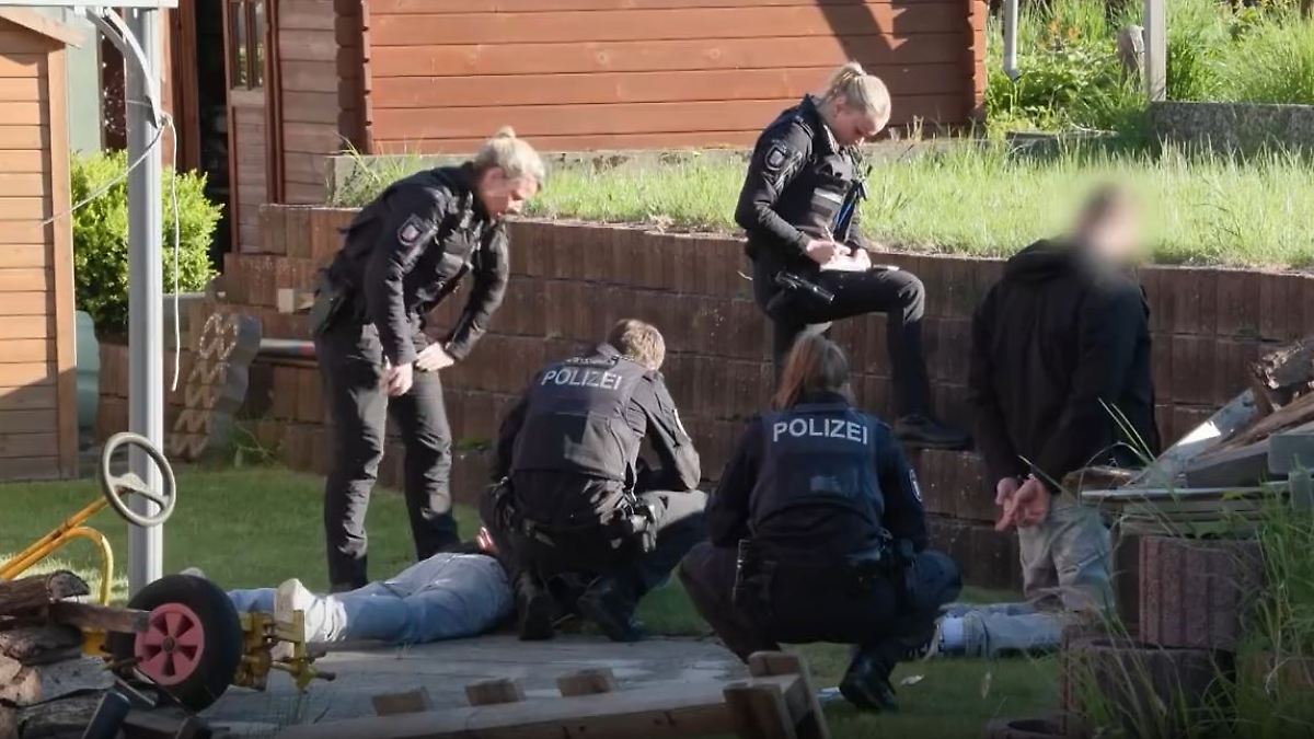 Vermummte SEK-Beamte am Tatort: Täter nach Dorf-Schiesserei festgenommen