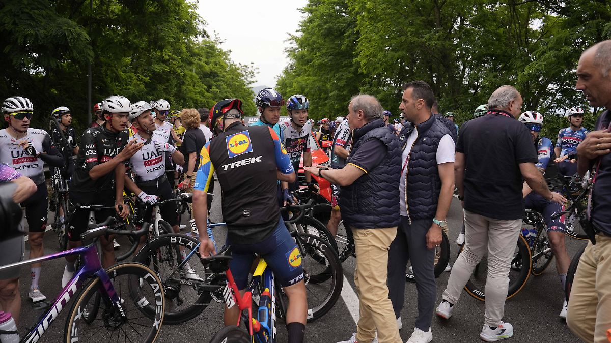 Massensturz sorgt für Rennunterbrechung beim Giro