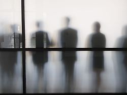 Hilfe anbieten: Mobbing im Job: Kollegen sind gefragt