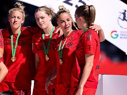 Frauen-Team holt nächsten Titel: FC Bayern gewinnt 2,5 Millionen Dollar bei "Revolutions"-Turnier