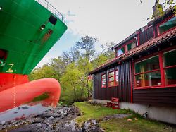Vor Wohnzimmer gestrandet: Containerschiff steckt nach Beinahe-Katastrophe tagelang fest