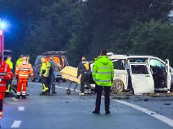 Mehrere Personen verletzt: Mindestens drei Tote bei Unfall auf Autobahn