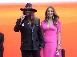 Auf rotem Teppich in Rom: Elizabeth Hurley und Billy Ray Cyrus zeigen sich erstmals als Paar