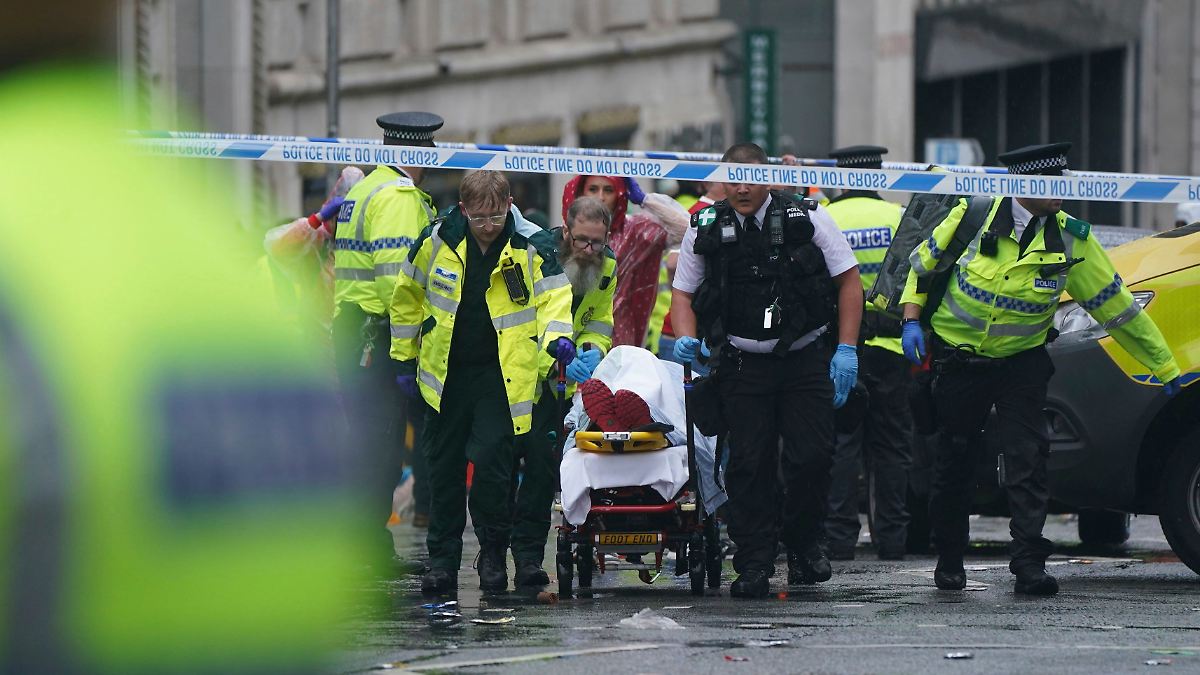 Auto fährt in Liverpools Meisterfeier - viele Verletzte