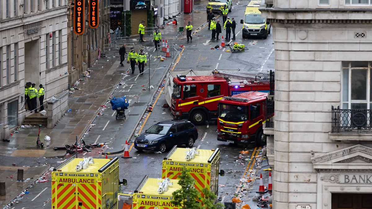 Auto fährt in Liverpools Meisterfeier - viele Verletzte