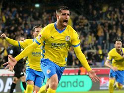 Saarbrücken völlig verzweifelt: Eintracht Braunschweig rettet sich in hitziger Zweitliga-Relegation