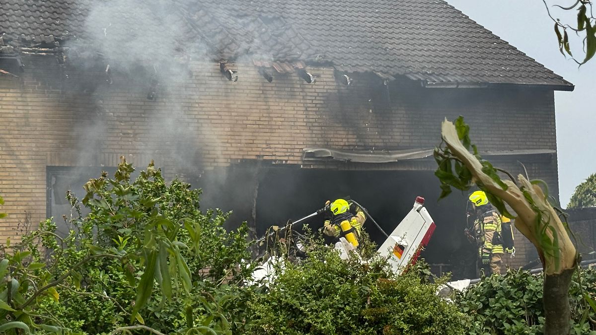 Kleinflugzeug stürzt in Wohnhaus am Niederrhein