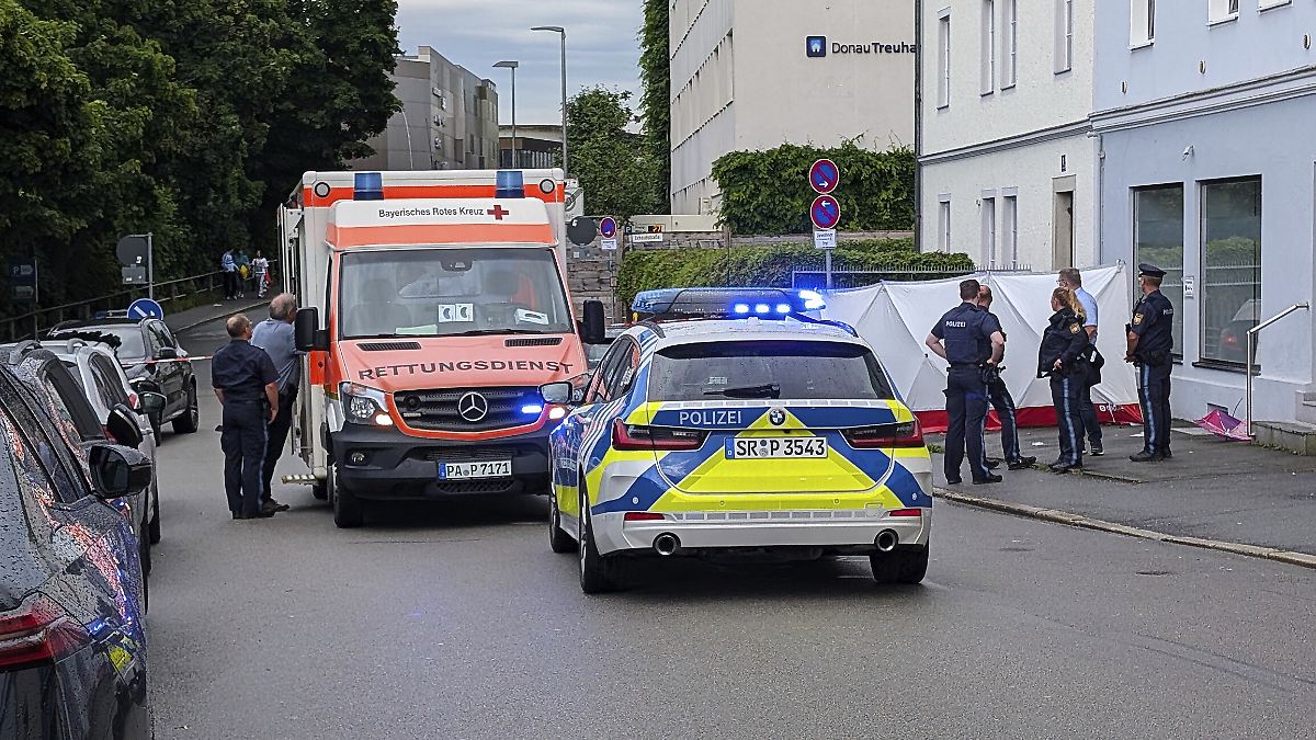 Mann fährt in Passau mit Auto in Menschengruppe