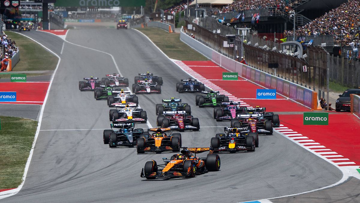 Russell siegt vor Verstappen: Crash der Teamkollegen mutiert zu Super-GAU bei McLaren