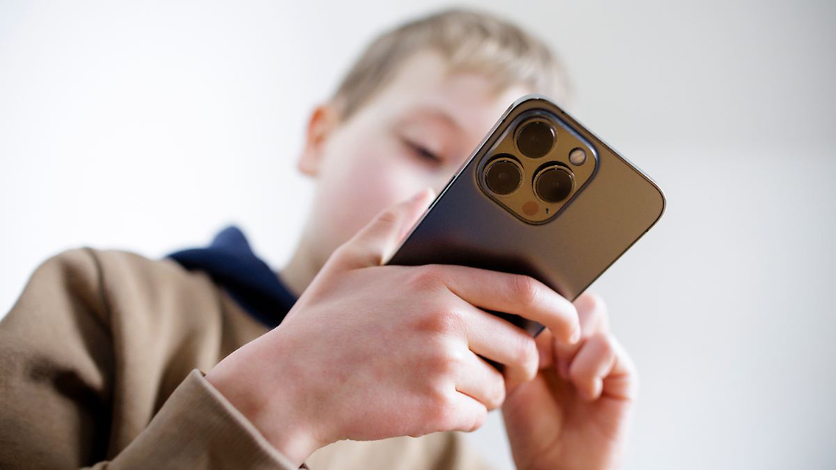 Mehrheit der Deutschen wollen Handynutzung an Schulen einschränken