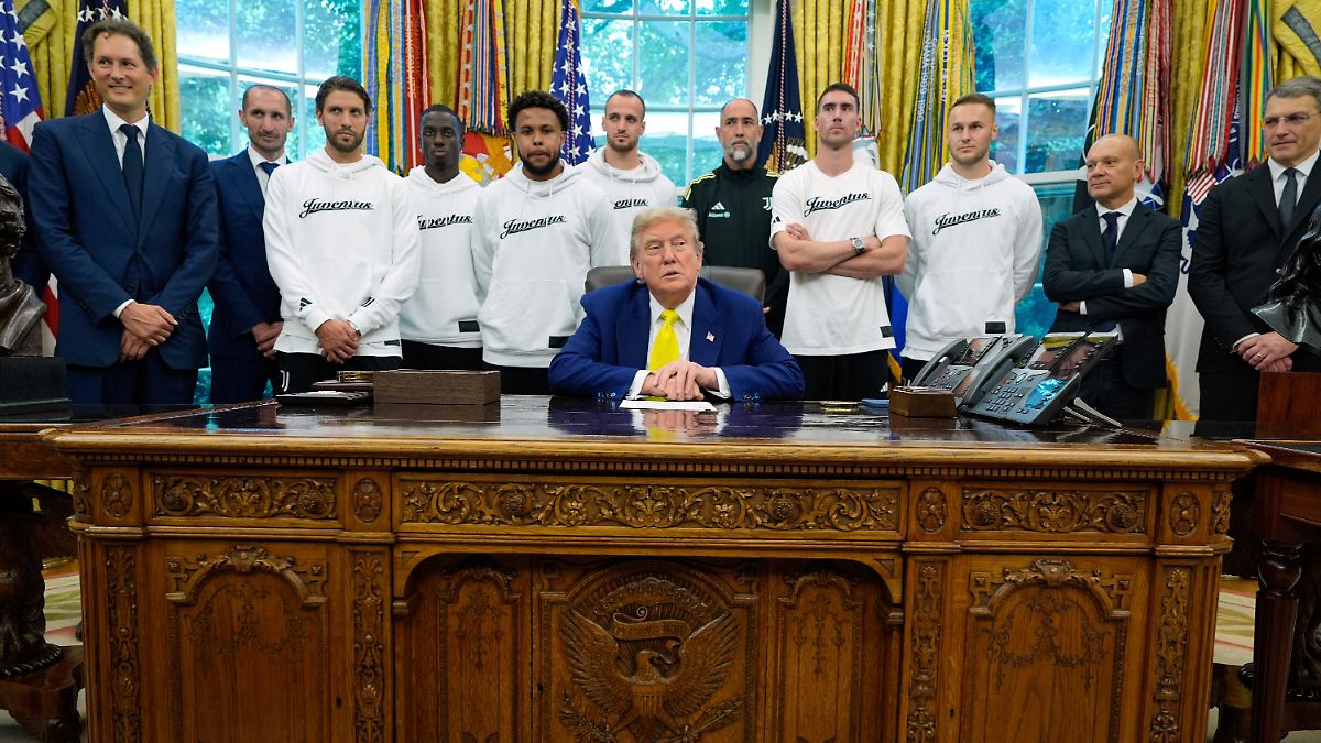 Trump sorgt bei absurdem Fußball-Termin für peinlichen Moment