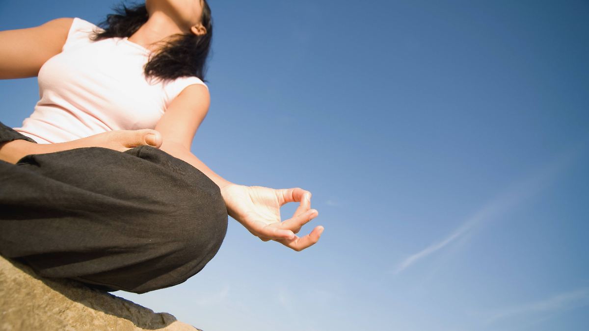 "Conspirituality" - die gefährliche Allianz aus Räucherstäbchen und Aluhut