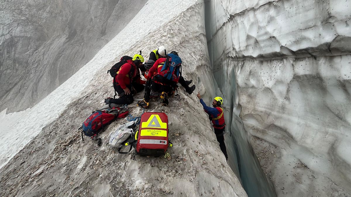Bergsteiger stürzt kopfüber zehn Meter in Gletscherspalte