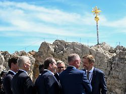 Asylregeln sollen härter werden: Von der Zugspitze aus macht Dobrindt Druck
