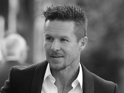 Felix Baumgartner umrl v nesreči s padalom, preiskava vzroka smrti v teku