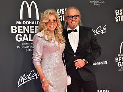 Po predrznem napadu si Carmen Geiss spet privošči: S Kyliejinim trikom se je poskusila meriti v St. Tropezu