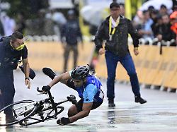 Massencrash kurz vor dem Ziel: Lipowitz verteidigt Weißes Trikot im strömenden Regen